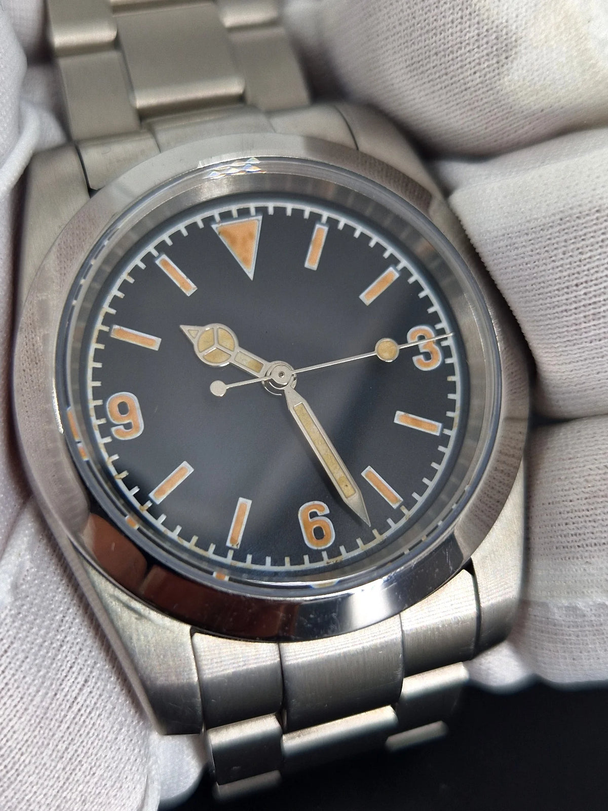 36mm-vintage-369-field-watch-aged-dial-close-up
