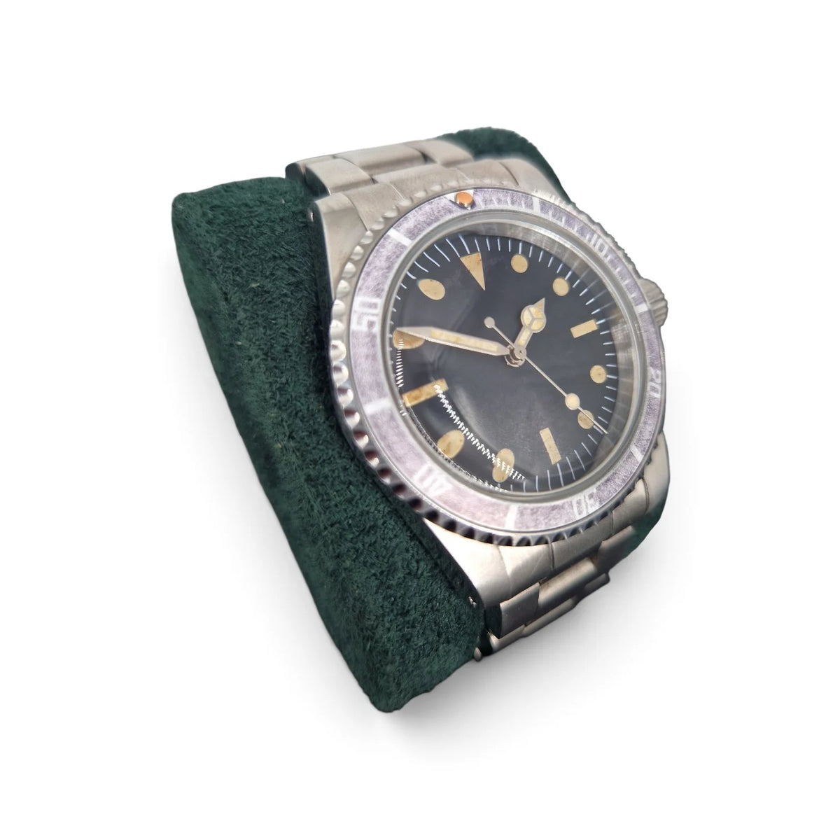 39.5mm aged ghost-bezel automatic dive watch with black dial and stainless steel bracelet