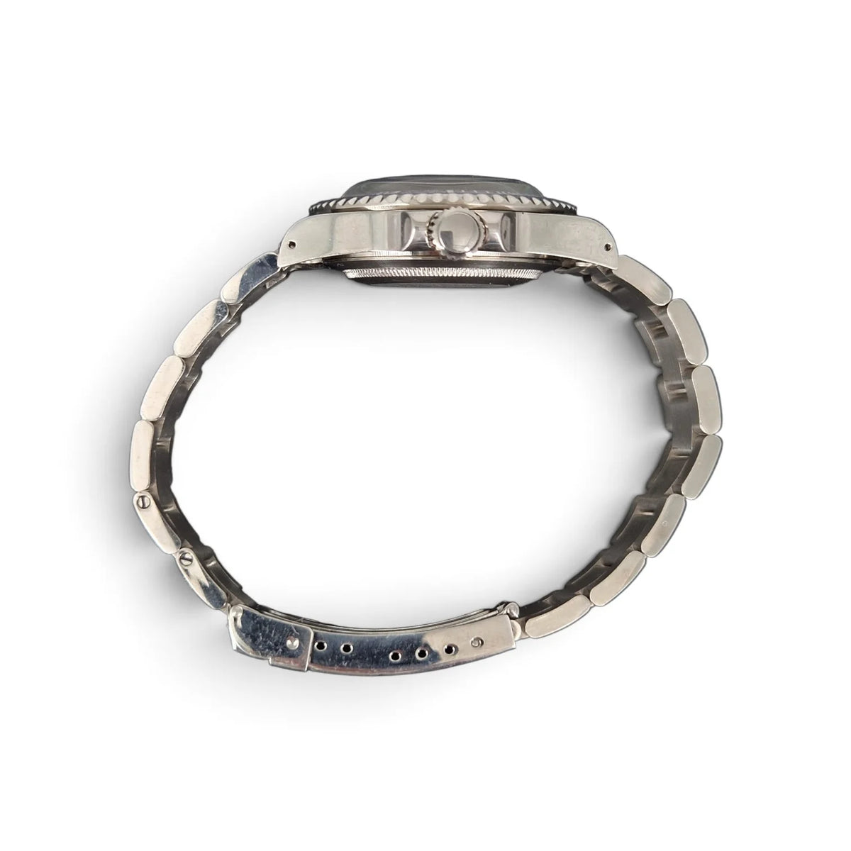Side profile of the 39.5mm aged ghost-bezel automatic dive watch showing its crown, case thickness and steel bracelet.