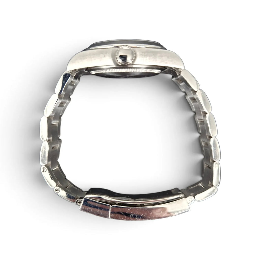 Side profile showing the crown, case thickness and bracelet of the vintage field watch