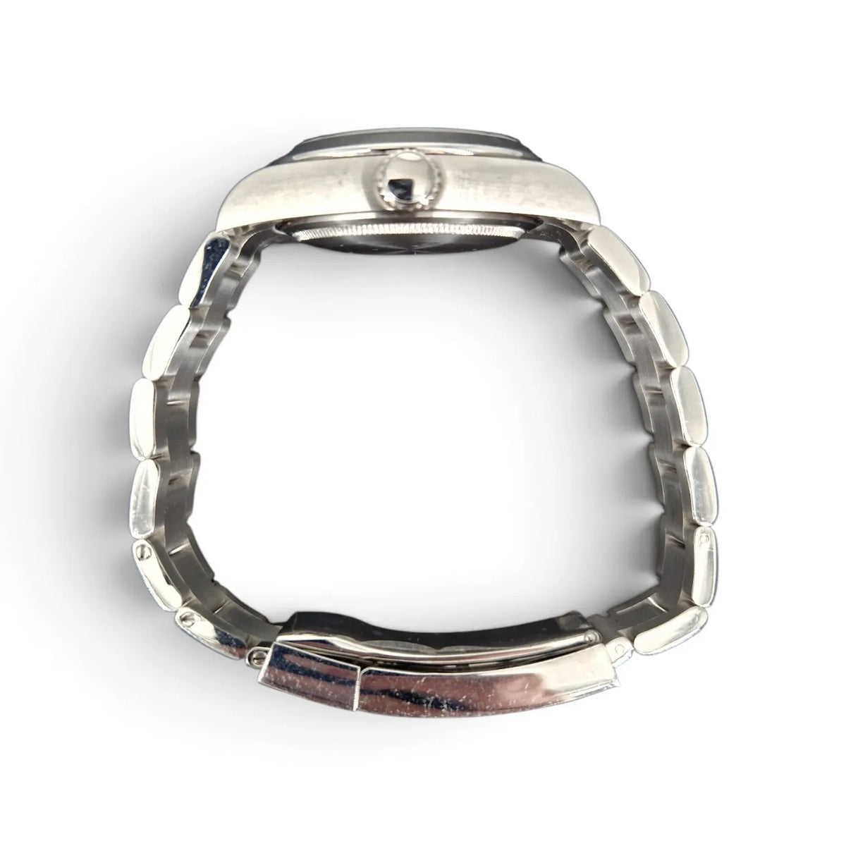 Side profile showing the crown, case thickness and bracelet of the vintage field watch